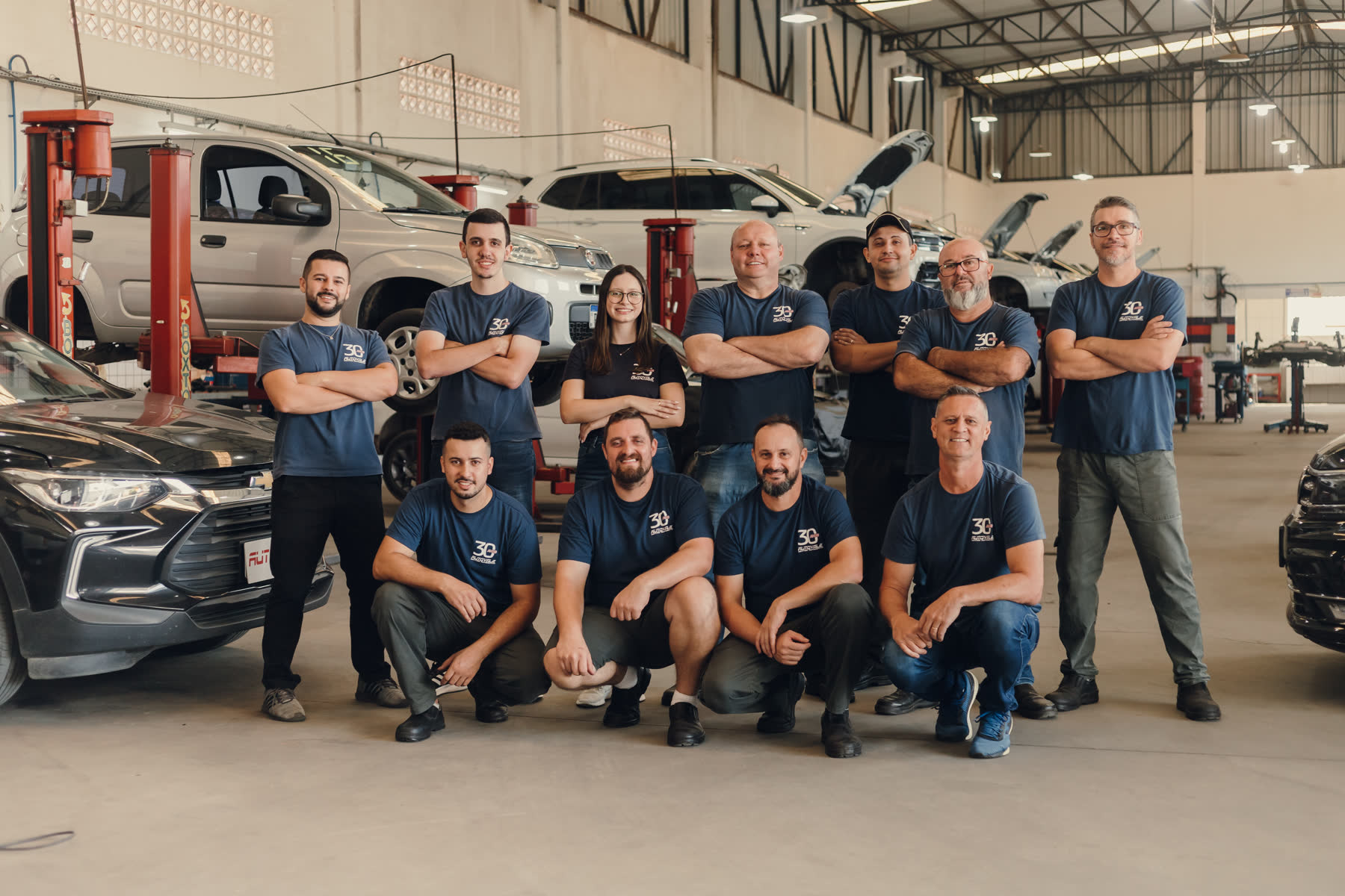 Equipe completa da Autovale no galpão da oficina