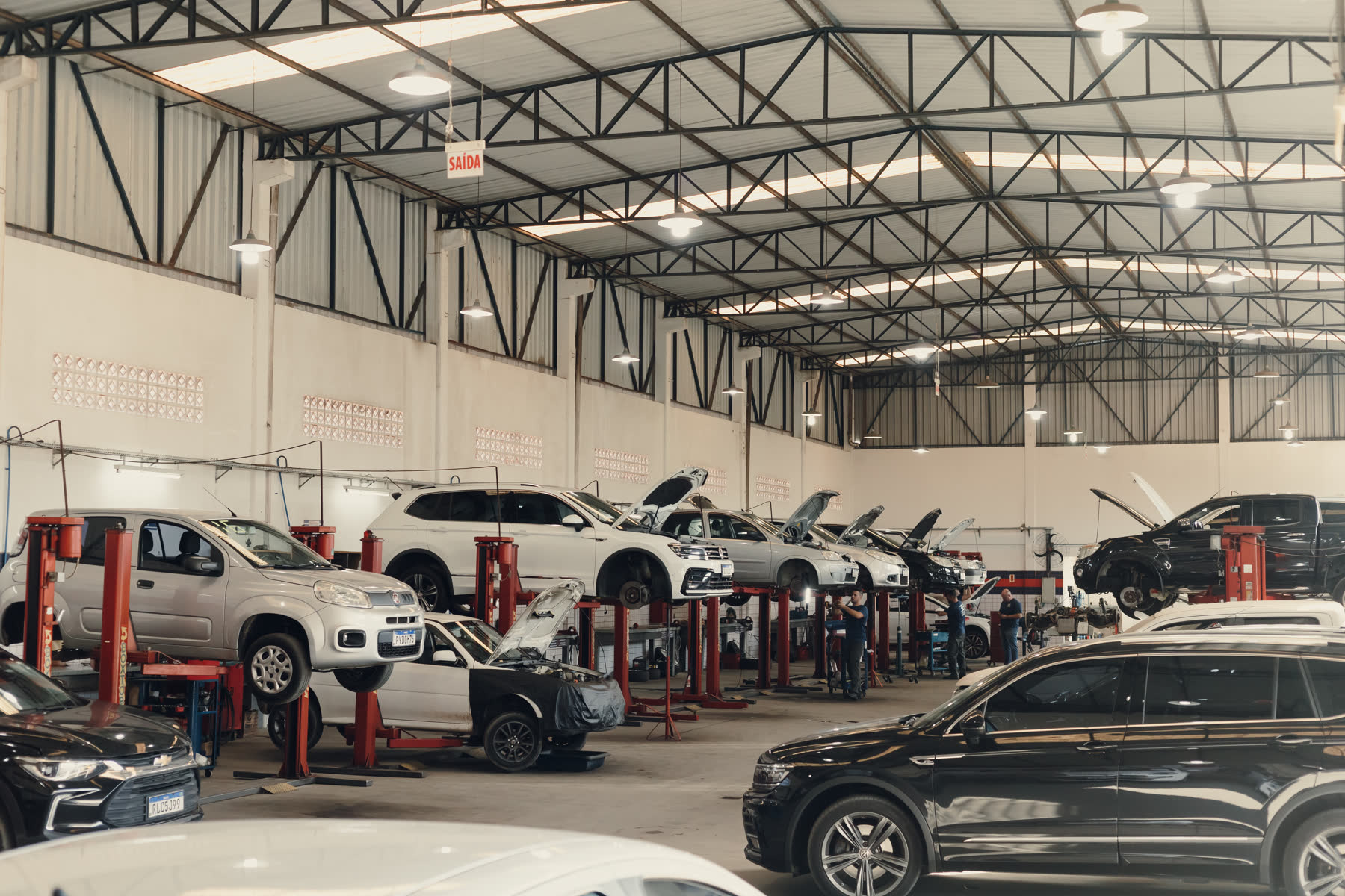 Interior da oficina Autovale com veículos em elevadores