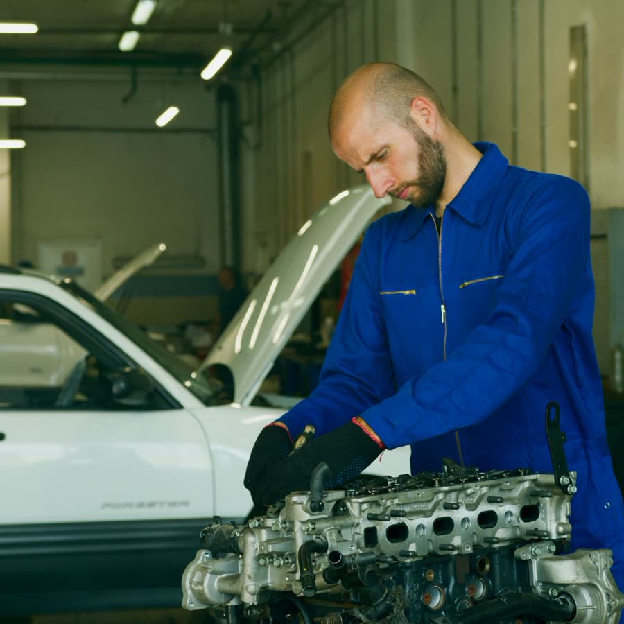 Mecânico da Autovale trabalhando na oficina